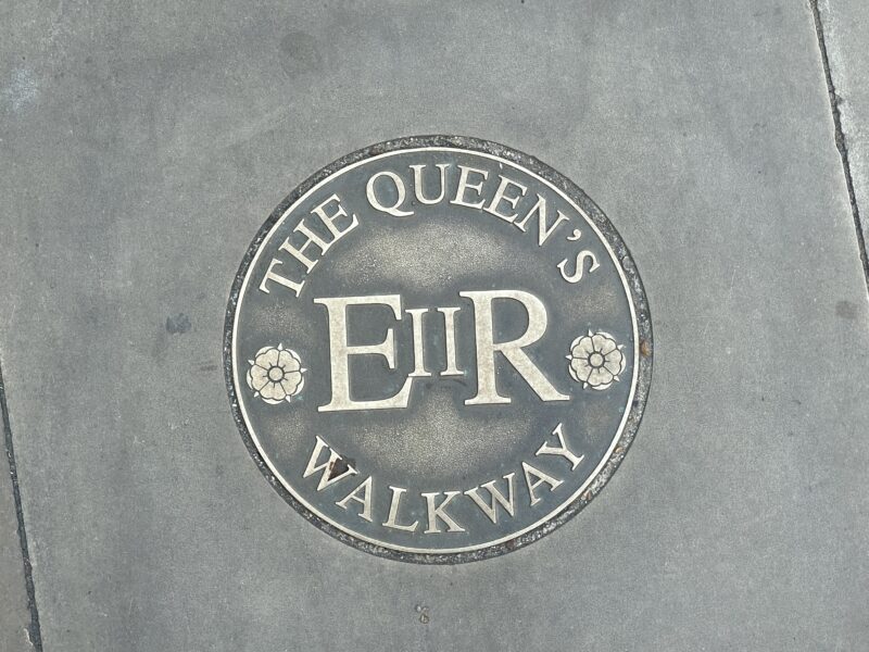 「The Queen's Walk Way」の印