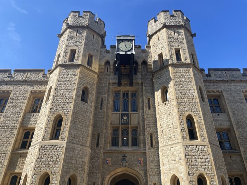 ロンドン塔にある「クラウン・ジュエル」。イギリス王室の宝物殿の写真