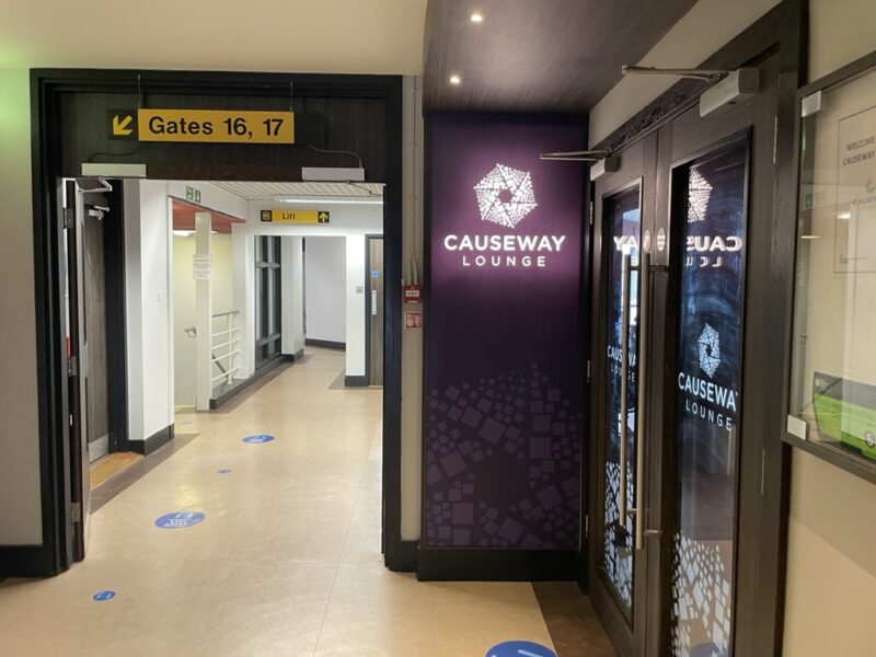 ベルファスト国際空港のCauseway Loungeの入口の写真