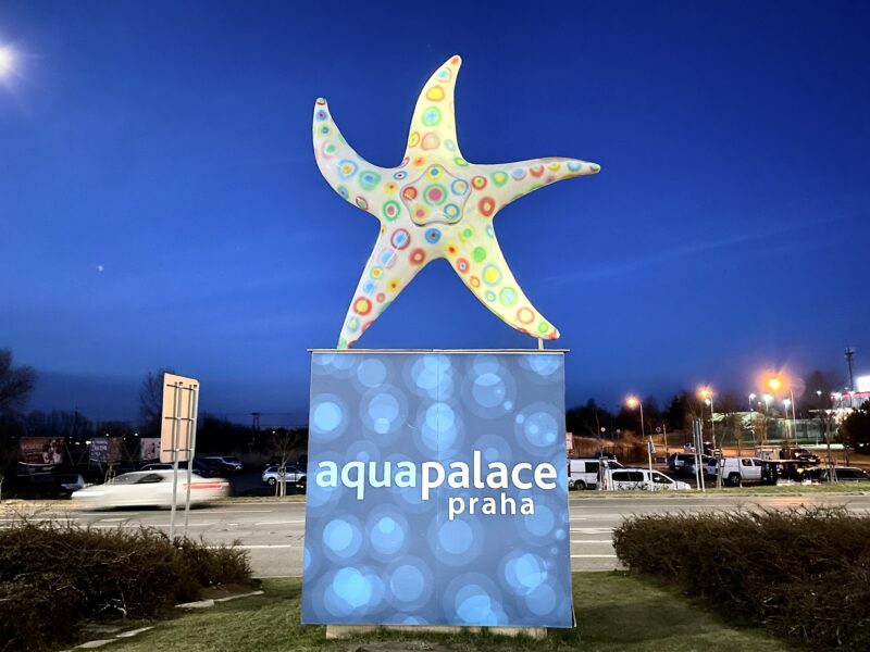 aquapalace prahaの入り口にあるオブジェ