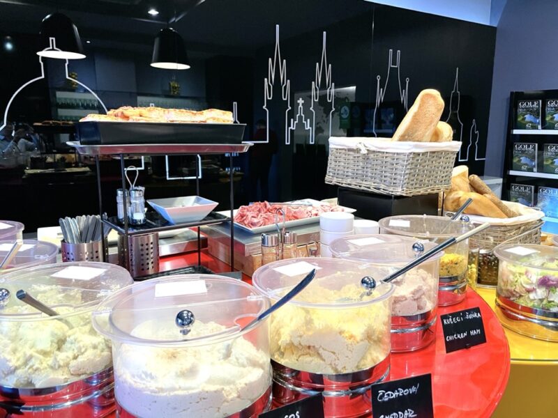 プラハ空港「Mastercard Lounge」の食事コーナー