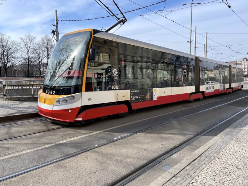 プラハ市内を走る路面電車（トラム）